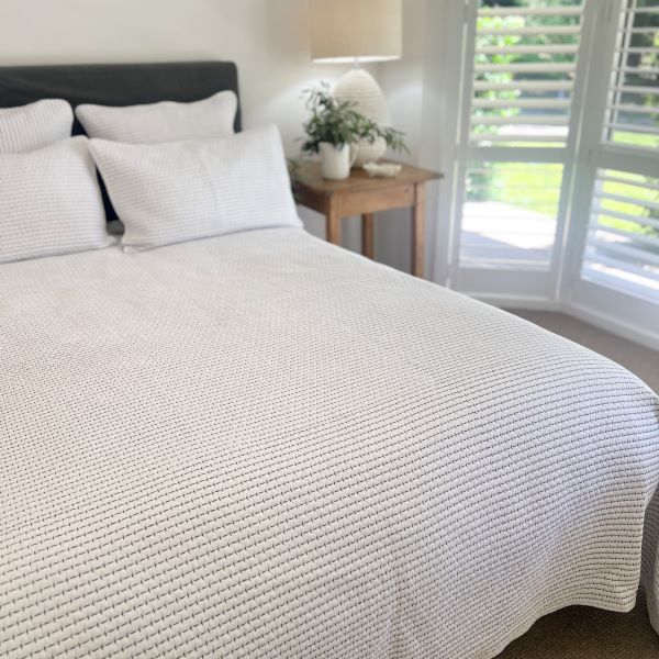 Ami Bedspread Queen White/Charcoal